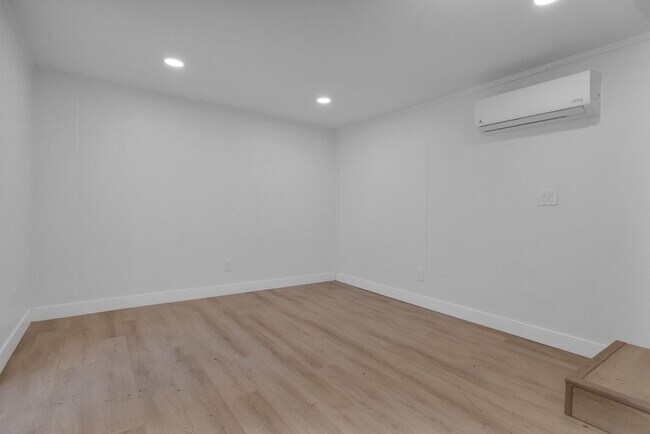 Building Photo - 4554 North Ave