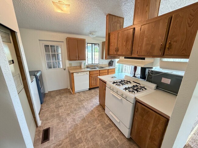 Building Photo - Secluded country home w/ 2-car garage