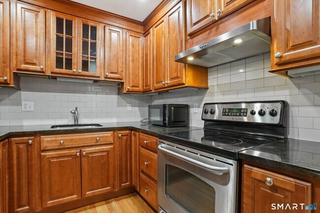 Building Photo - 6 Silvermine Ave