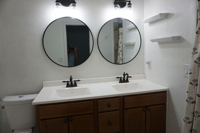 Building Photo - 3 Bedroom 2 Bathroom home with Garage Near Oakleaf