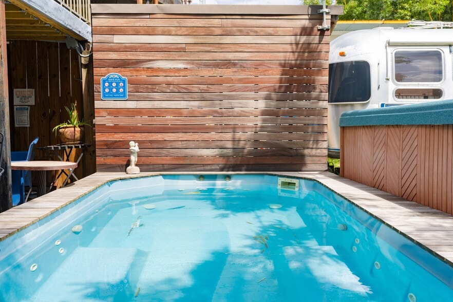 Japoolzzi and Hot Tub - 130 S Cortez St