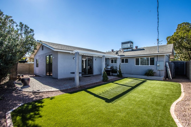 Building Photo - 3609 N Navajo Trail