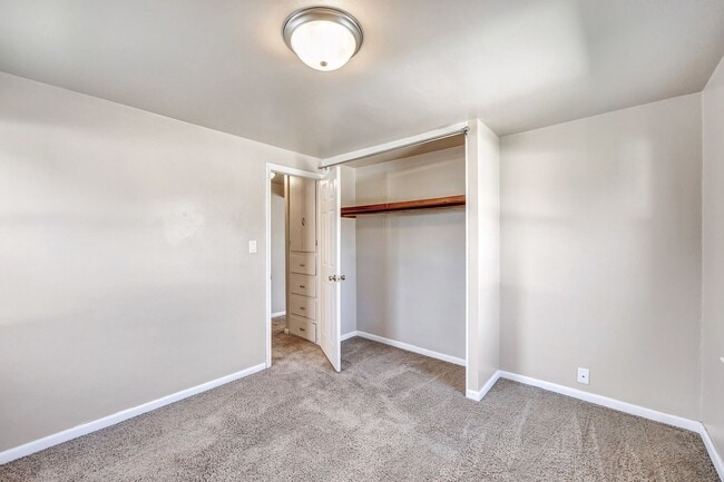 Building Photo - Charming 1-Bedroom Lower Apartment — West Side Green Bay