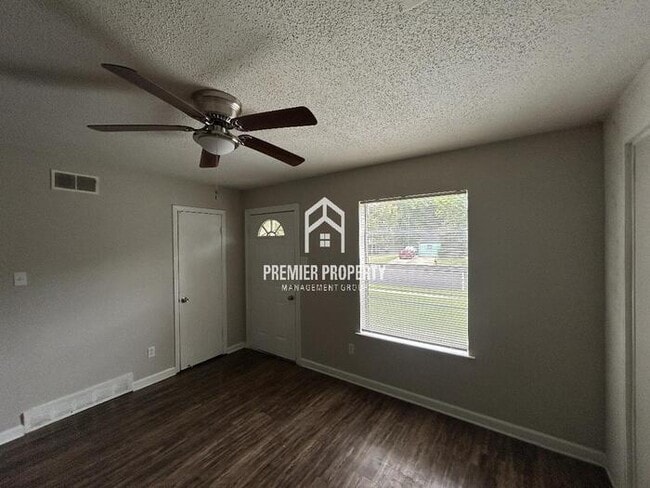 Building Photo - 6570 Ridgewood Rd