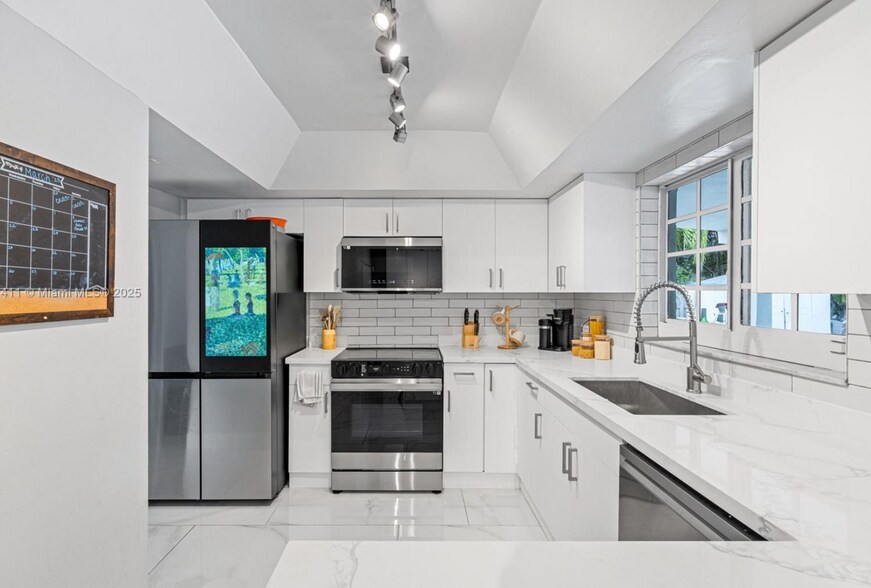 Building Photo - 8351 SW 39th Ct