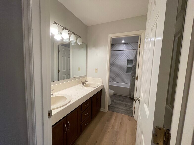 Upstairs double vanity and separate toilet and tub/shower - 3 Tyrol Ct