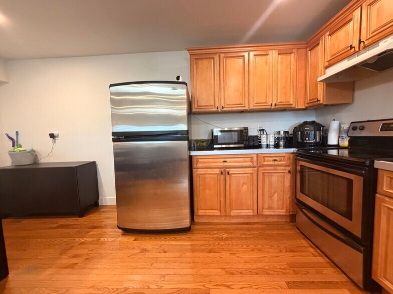 Building Photo - 532 East St