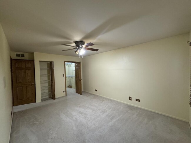 Building Photo - 2 bedroom in Schaumburg IL 60194