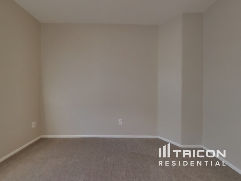 Building Photo - 8334 W Baxter Dr