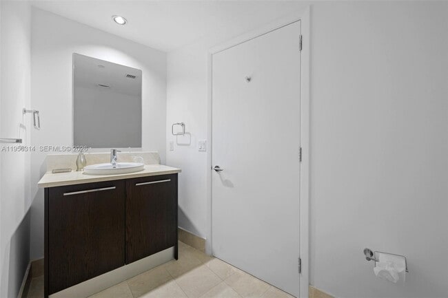 Building Photo - 17121 Collins Ave