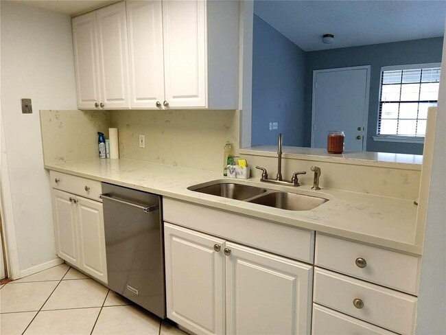 Building Photo - 910 E Meadowmere Ln