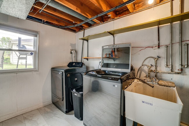 Building Photo - 737 E 157th Pl
