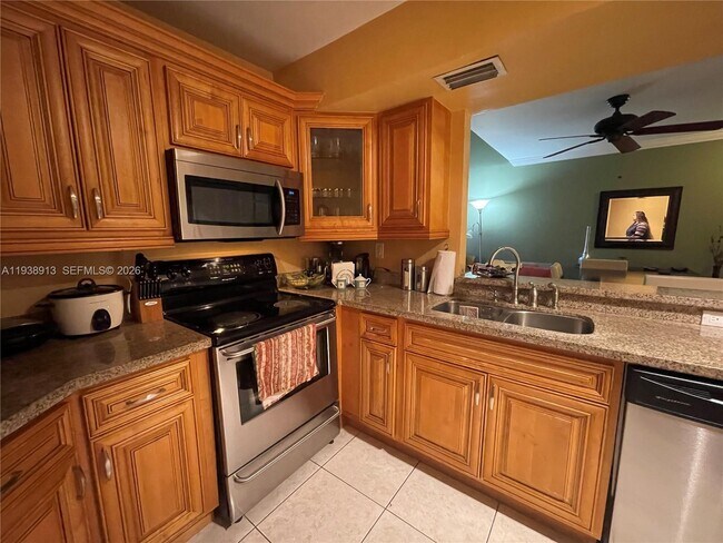 Building Photo - 9711 Fontainebleau Blvd