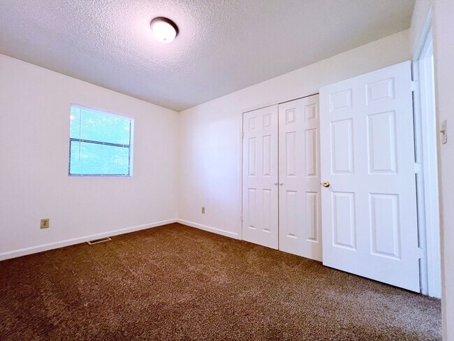 Building Photo - Three-Bedroom, Two Bathroom at Hill Street Duplex