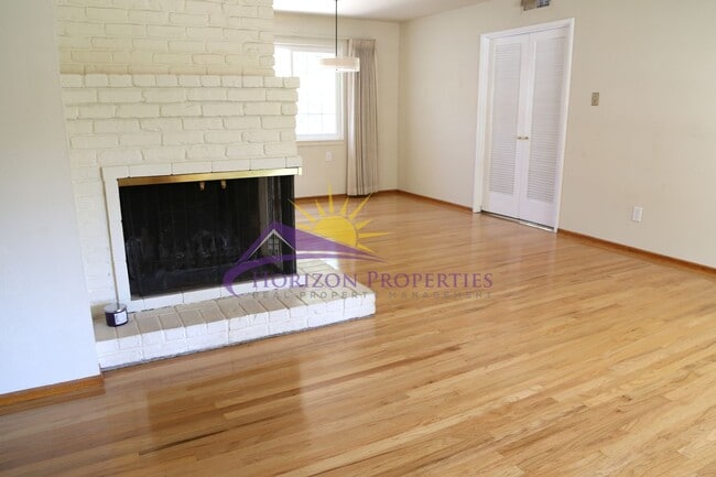 Building Photo - Unique 3 Bed 2 Bath + 2 bonus rooms 1,639 ...