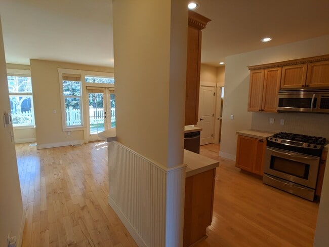 Building Photo - Very nice 2 bed, 2 bath, 1 car garage in S...