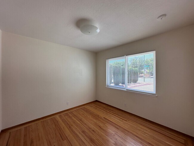 Building Photo - LARGE YARD, 3/2, Remodeled, AC, Cat Friend...