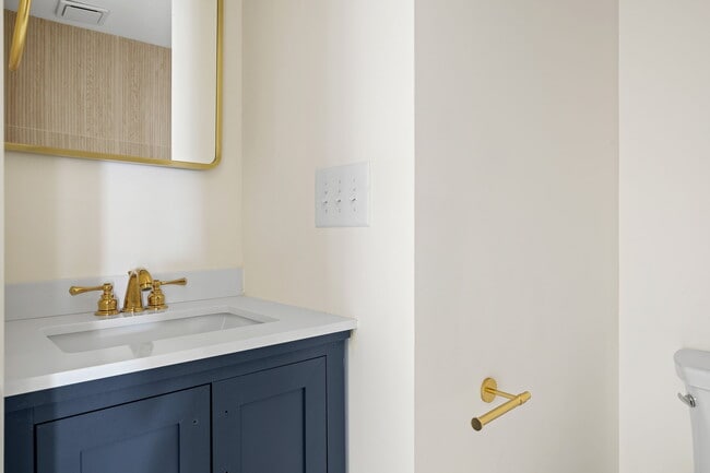 Building Photo - 40-40 Isabella St