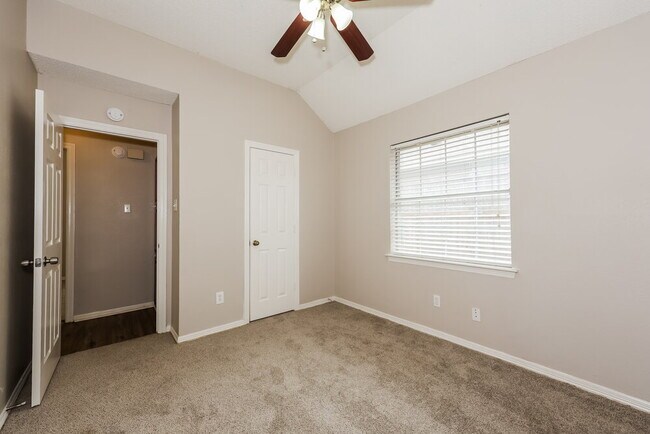 Building Photo - 724 Nicole Dr