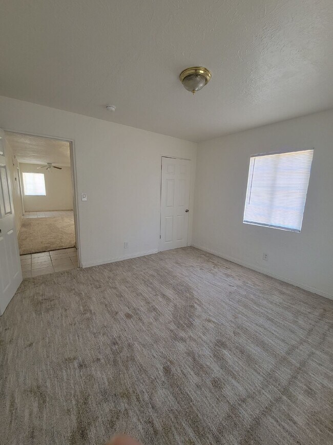 Building Photo - 3 Bedroom home conveniently located in the heart of Merced