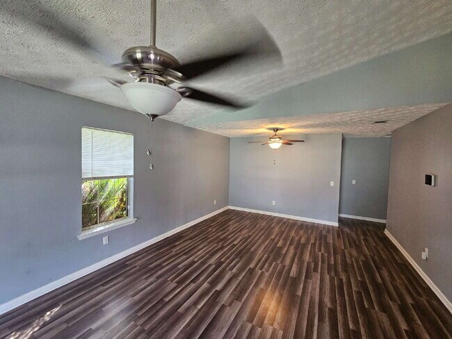 Building Photo - 4 bedroom home only 15 minutes from Fort S...