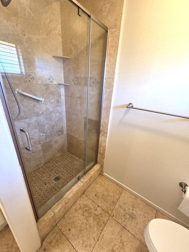 Building Photo - Immaculate 5 Bedroom 2.5 Bath Home Near Visalia Country Club