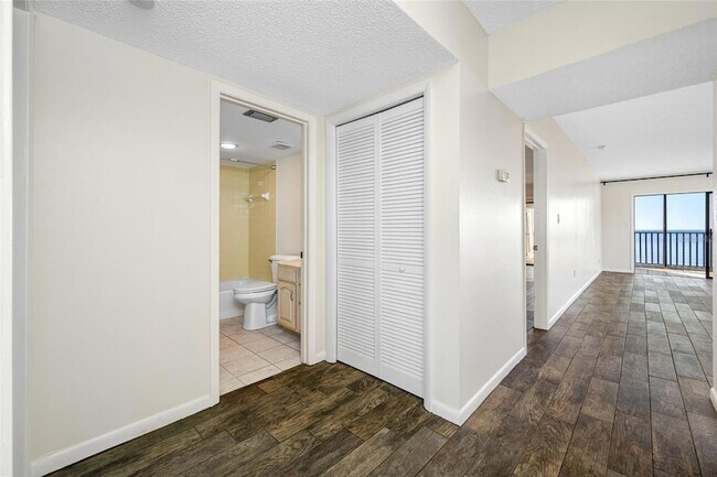Building Photo - 828 Bahia Del Sol Dr