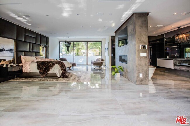 Building Photo - 2210 Bowmont Dr