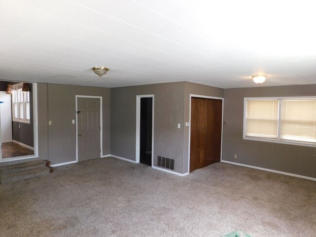 Building Photo - Very charming, large 4 bedroom/2 bath in E...