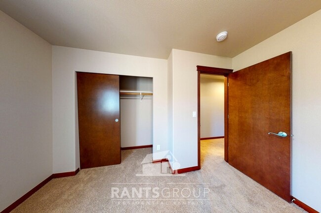 Building Photo - Beautiful Home In Puyallup! Easy JBLM Comm...