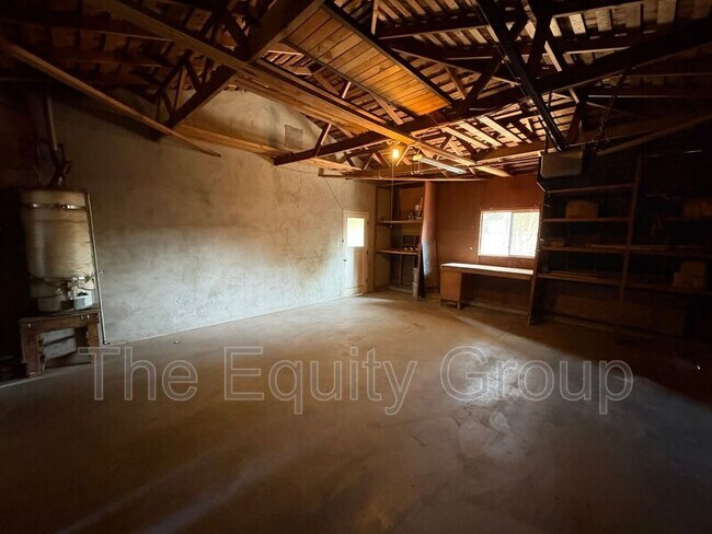 Building Photo - 542 S Redwood St