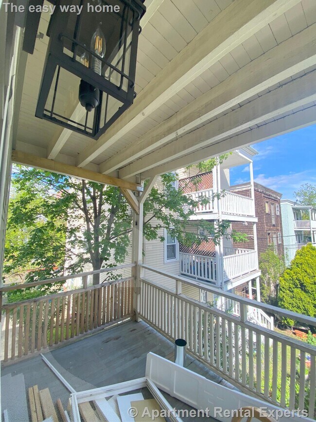 Building Photo - 32 Putnam Ave