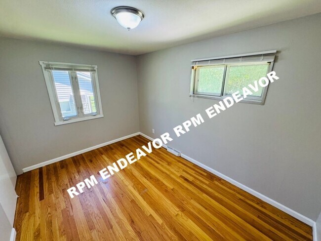 Building Photo - Just Hit the Market — Spacious Layout + Basement Space in St. Louis, Housing Choice Voucher Accep...