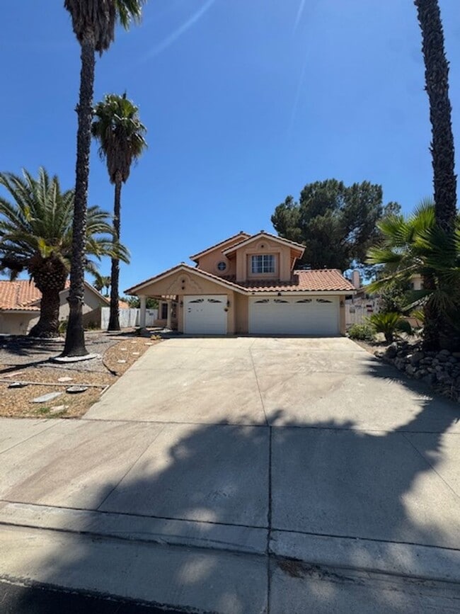Building Photo - Home in the heart of Lake Elsinore