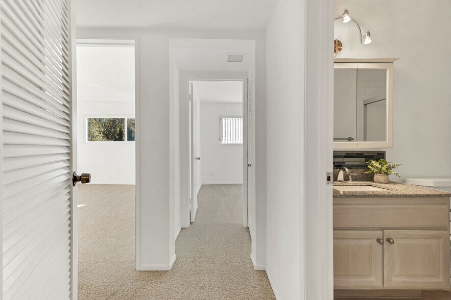 Building Photo - 4950 Louise Ave