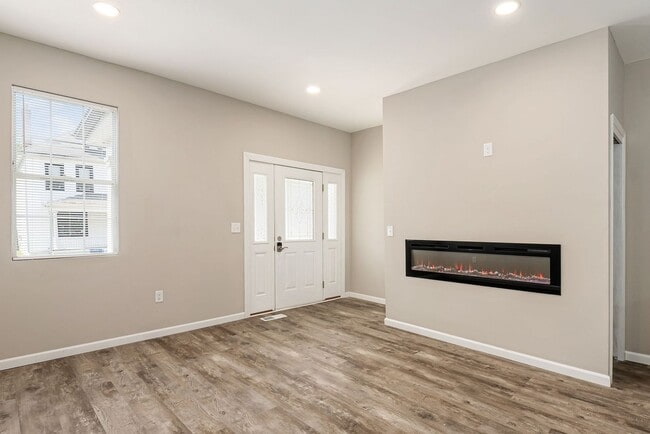 Building Photo - Stunning Renovation on the Near East Side!