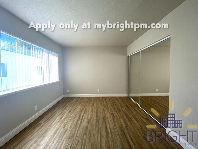 Building Photo - Recently Renovated 2 Bedroom 1 Bath, Two-L...