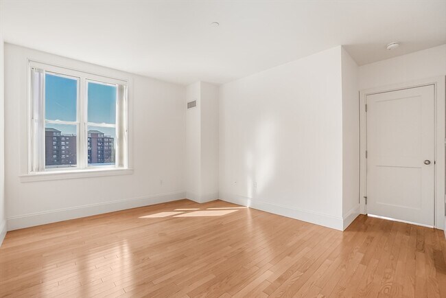 Building Photo - 116-128-128 Rantoul St