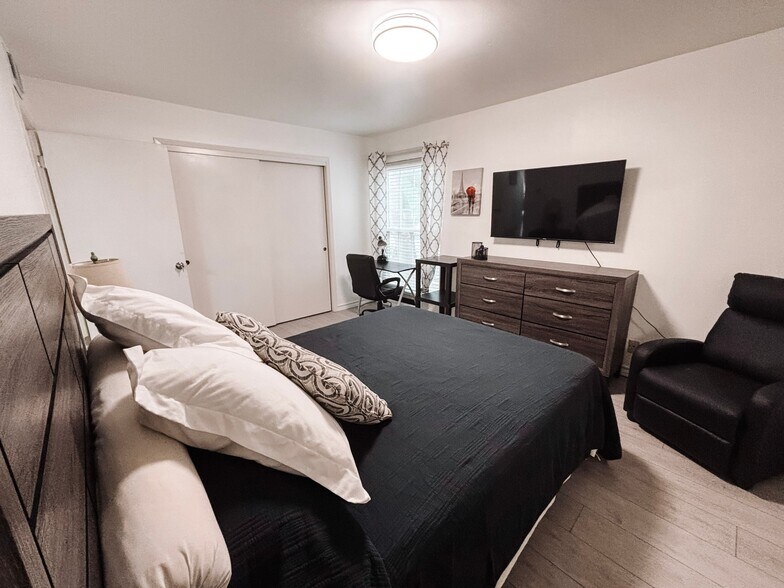 Building Photo - 8702 Village Dr