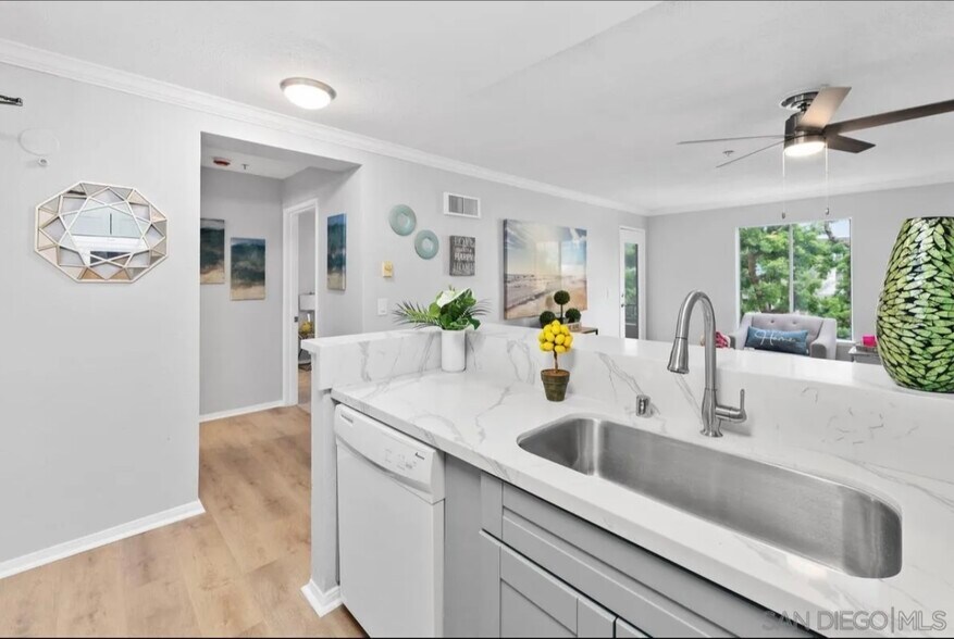 Building Photo - 8889 Caminito Plaza Centro