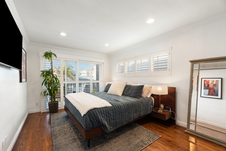 Building Photo - 330 28th St