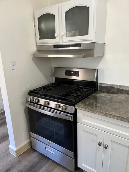 New gas range - 4056 Santa Rita St
