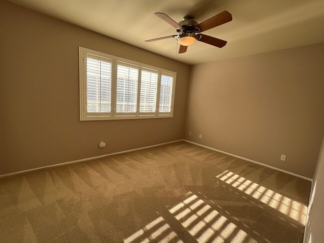 Building Photo - 2 bed / 2 bath two story in prime La Cresc...