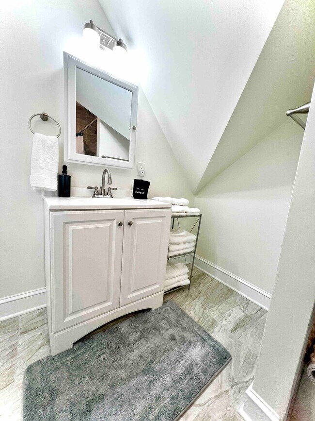 Building Photo - 1592 Main St