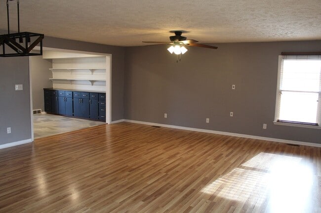 Building Photo - 4 Bedroom Ranch Home in Avon!