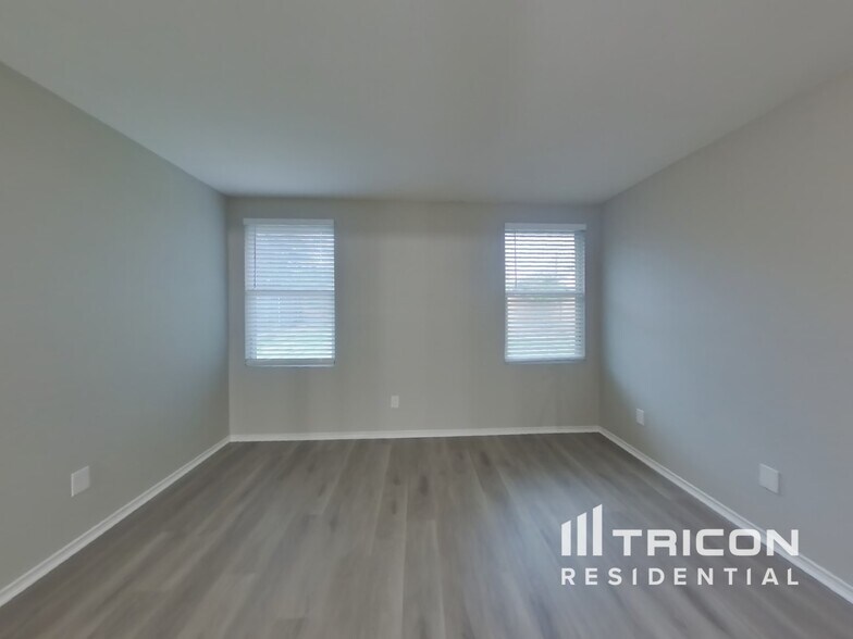 Building Photo - 1405 Englewood Dr