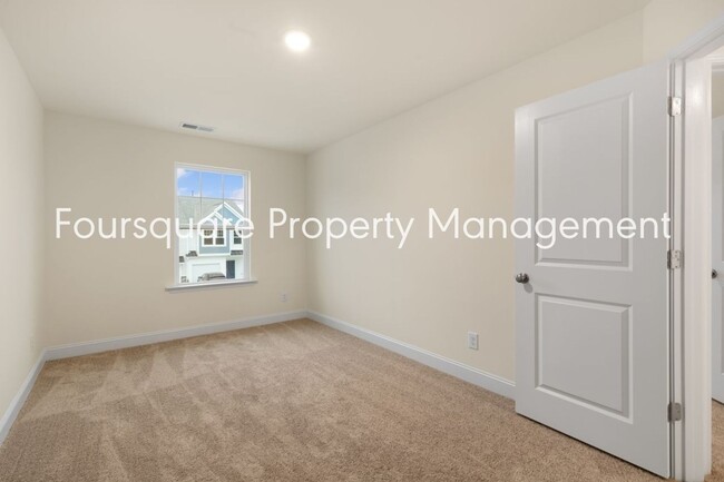 Building Photo - Townhome! | Back Patio with Privacy Fence|...