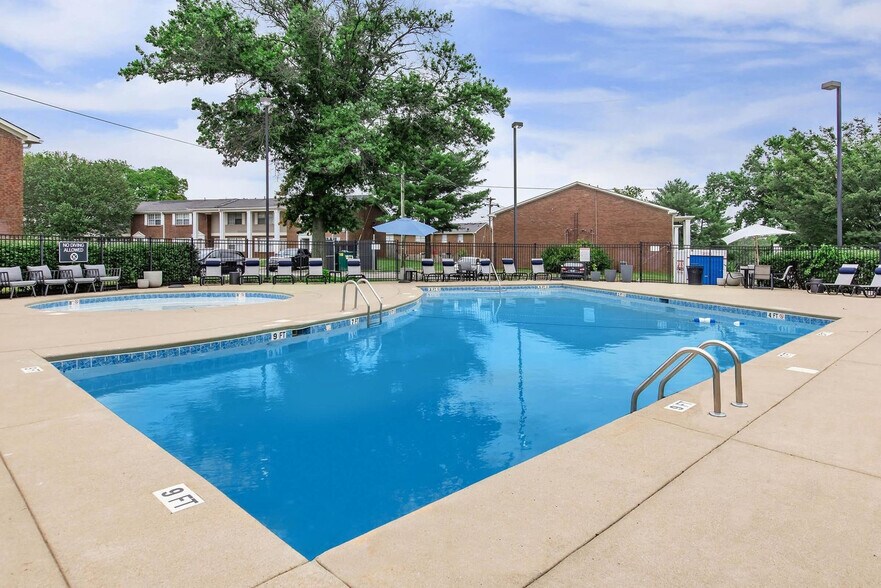 Building Photo - 600 Whispering Hills Dr