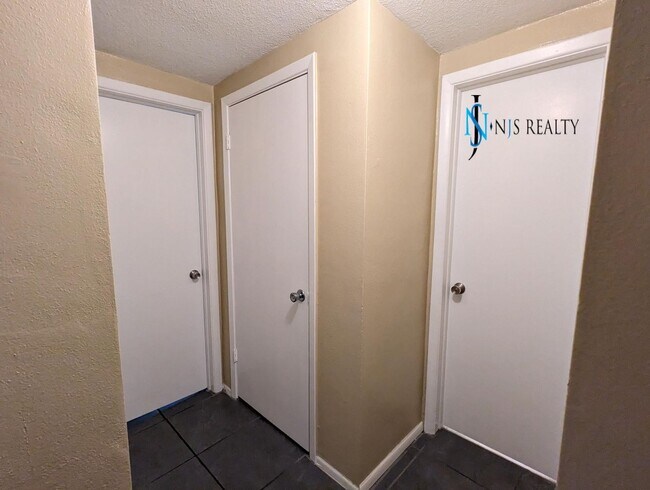 Building Photo - 3136 Pinon Dr