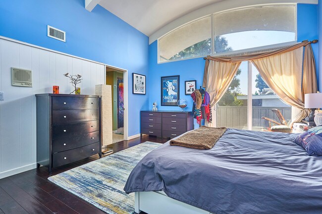 Building Photo - 4804 La Villa Marina